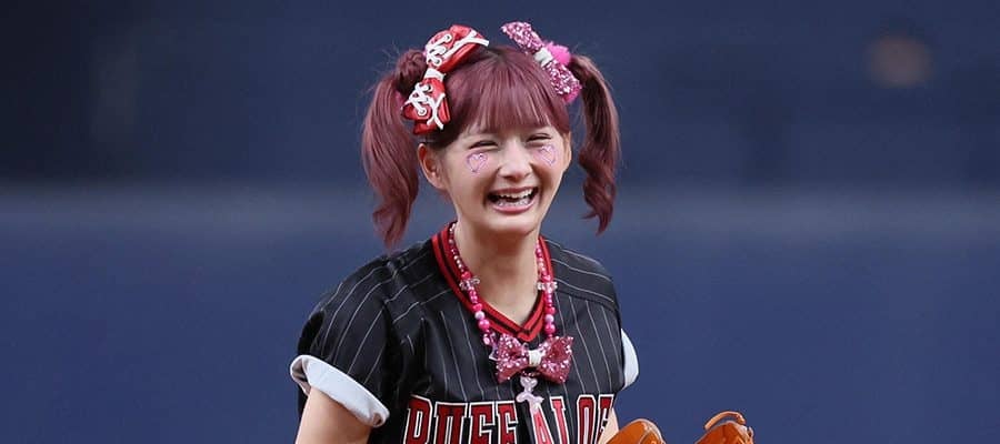 ド派手スカートで豪快足上げ…ピンク髪ツインテールで始球式　“443万人美女”に球場虜