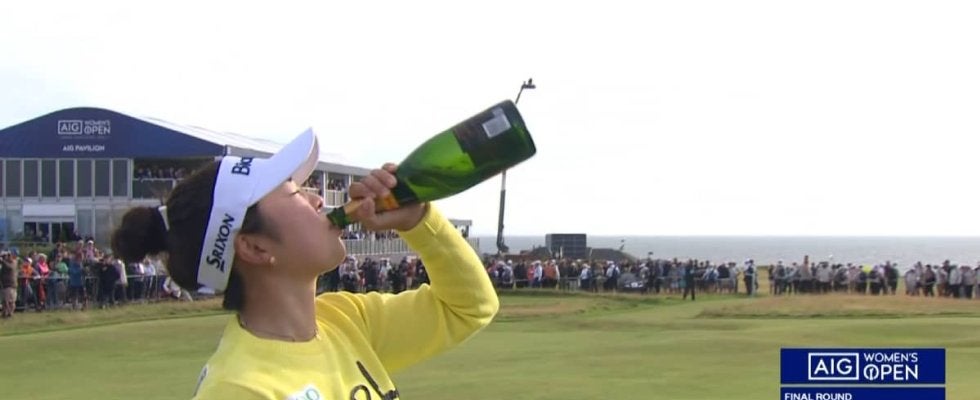 【動画】山下美夢有、最終ホールで仲間からシャンパンを浴びて笑顔　メジャーVに実況・岡本綾子さん「やったー！」