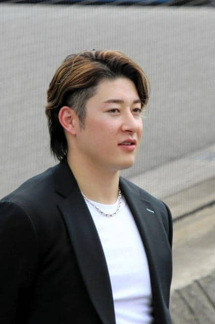 金足農エース吉田「びっくり」　練習場に兄・輝星、汗流す後輩見守る