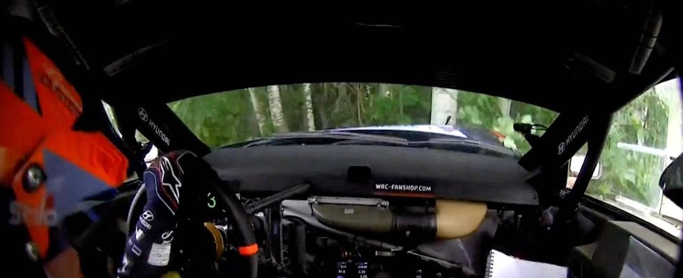 世界ラリーで木に衝突も“平然と”バック→コース復帰 「大丈夫だったことに驚いている」ドライバーも「強い衝撃」に愕然