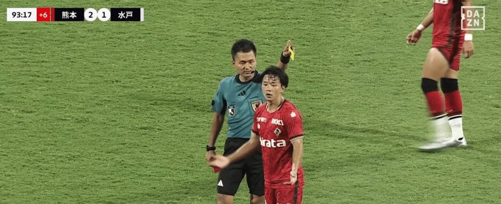 J2の“遅延行為レッドカード”が物議！「余計なプレー」「あの速度でキャンセルは無理」熊本FWの“46秒退場”でSNS論争