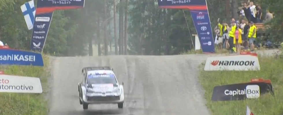 時速192キロで驚異の飛距離！ 世界最速ラリーカー、特大ジャンプで“パーツが取れた”…WRCならではの“異次元光景”