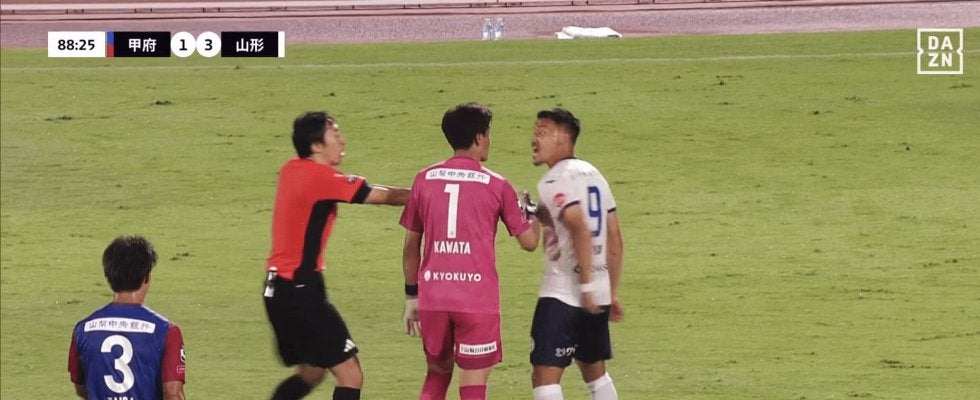 「相手が転んだだけだよね？」“ゴール取り消し”のファウル判定に激昂！「ガチギレも納得」山形FWにファンも同情