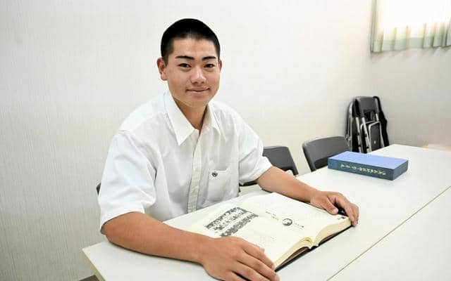 大体大浪商の安田主将が入場行進を先導　戦後80年、平和の願い込め