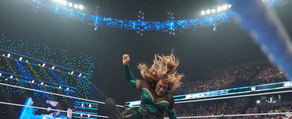 “デカ女レスラー対決”で120キロ超え女子が衝撃の「尻爆弾」…馬乗りで“ドヤ顔”相手は悶絶「可哀想すぎる」