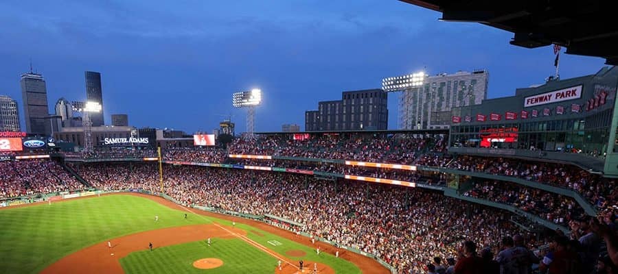 “神聖”なマウンドでキス「野球への冒涜」　人気美女カップルに賛否「何やってる」