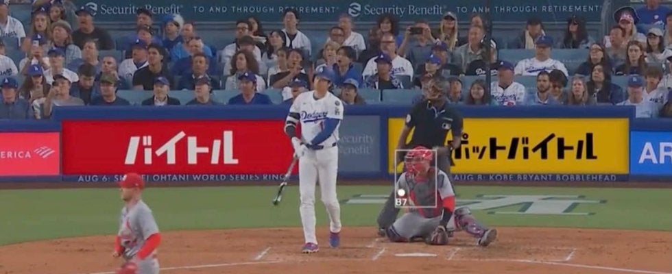 球場騒然！大谷翔平もビックリ… 爆速弾丸ライナーで“まさかの光景”「危険すぎ」強烈な打球が警備員に直撃する“衝撃アクシデント”「大丈夫か…」