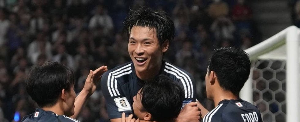 ボルシアMGチームメイト福田師王に言及！日本代表FW町野修斗のマイクパフォに現地ファン沸騰！｢コミュ力お化け｣｢今年も二桁取ってくれ｣の声