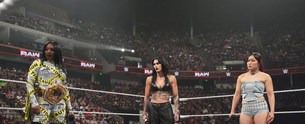 人気日本人女子レスラー、満開スマイルで“抗争相手のパパ”と記念写真が波紋…禁断の一枚に“娘”はブチギレ「ちょっと待って！」