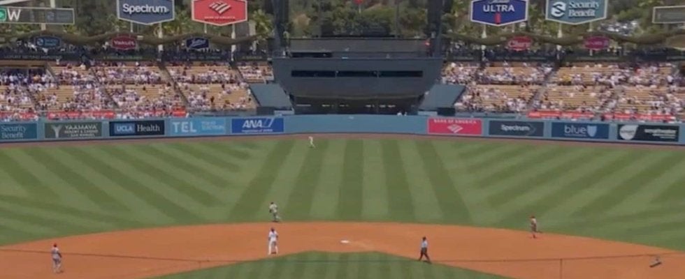 球場騒然！大谷翔平、逆方向特大弾で“まさかの光景”「スゴい当たりだ…」野手陣が秒で動けなくなる「確信見送り」