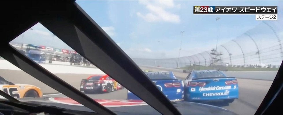 ウソだろ…車で体当たりする“喧嘩上等バトル”に「ハッハッハ」「どかされてるw」実況＆視聴者も“笑劇”