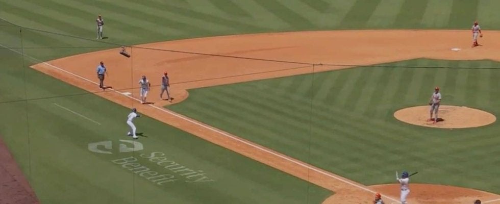 何が起きた？ 捕手が大混乱…“まさかの珍プレー”「どうした」ボールが“消える”ハプニングに球場騒然「久々にこんなん見たわ」