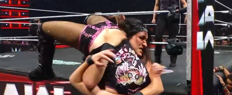 “デカ美女”レスラー、衝撃のパワーに会場騒然 場外へのダイブをまさかのキャッチ