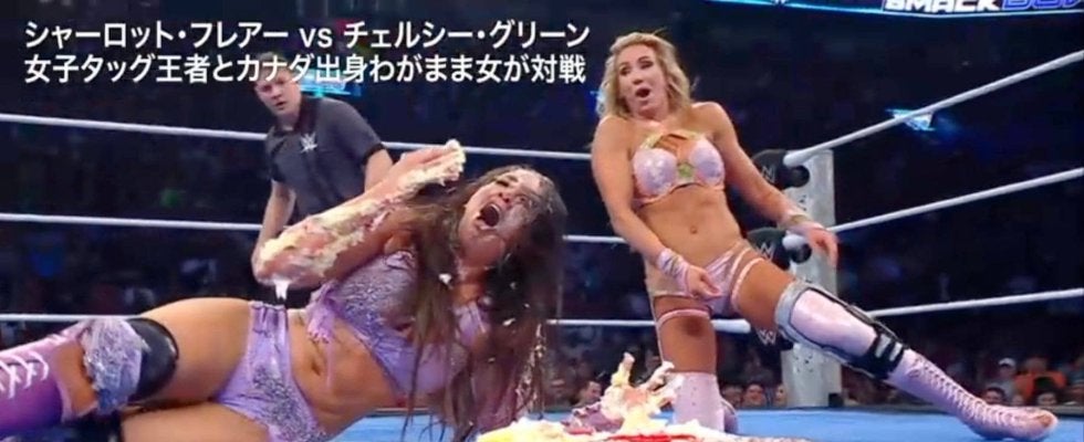 何が起こった？ お騒がせ女子レスラー、“顔面ケーキまみれ”の屈辱…「最もひどい」本人はSNSでブチギレ抗議→ファンは“仕事人”を評価「さすがです」