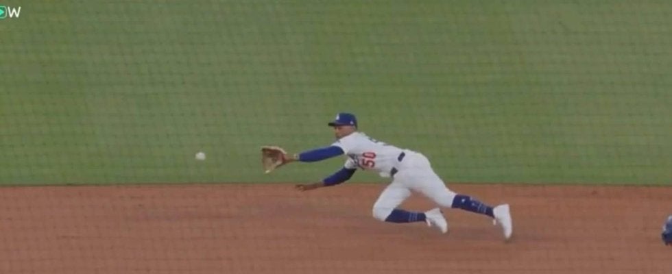 どうなってんだ！？ ド軍ベッツ、執念の“横っ飛びキャッチ”「すげえw」「飛びすぎ」捕球直前に体勢がスゴいことになる「反射神経ハンパない」