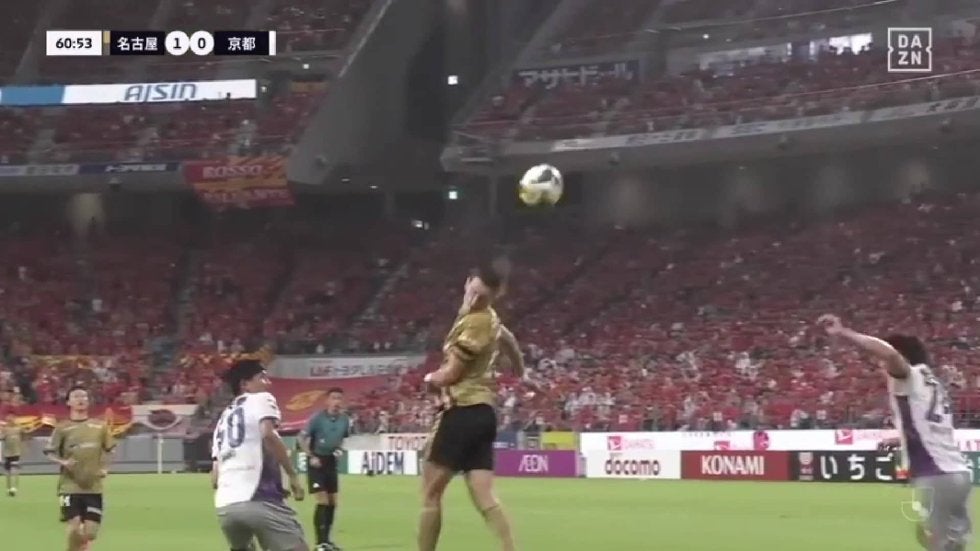 「首どうなってんねん」「エグいわ」名古屋ユンカー、とんでもない“首捻り”でほぼ180度?強烈ヘッド弾炸裂！クロスバー直撃→連続シュートで今季初ゴールの瞬間