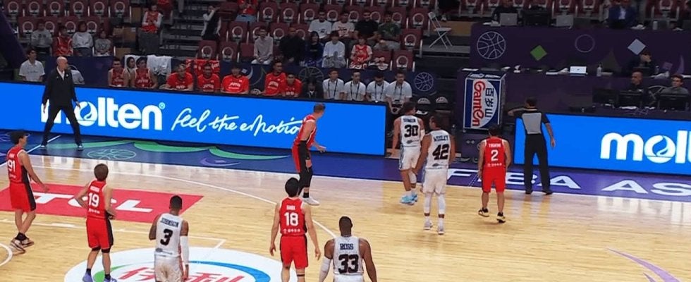 「ありえんだろ！」バスケ日本代表に“謎のテクニカルファウル”宣告→SNSが大荒れ「完全にトラベリングやんけ！」ベンチの“指摘リアクション”が問題？