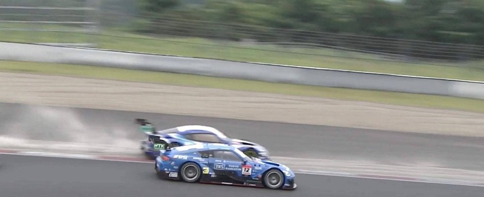 「お前なにしやがんねん！笑」日産Z、10秒ペナの決定的瞬間に“トヨタのレジェンド”が本音も「今ロックアップして」鋭く指摘