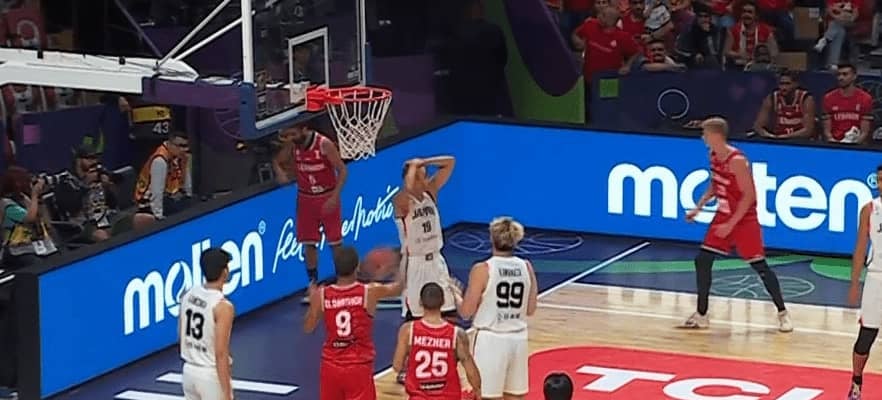 「意味不明…」バスケ日本代表が“謎のファウル判定”被害→解説絶叫＆SNS大荒れ！「審判が会場に呑まれてる」「それ吹くなら守備できない」西田優大が頭を抱えた瞬間