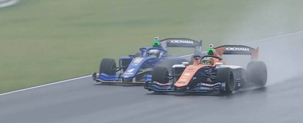 元F1テストドライバーの“黒船”が「飛び込んできました」 大胆アタックに「凄かった。白煙の中から出てきた」放送席唸る