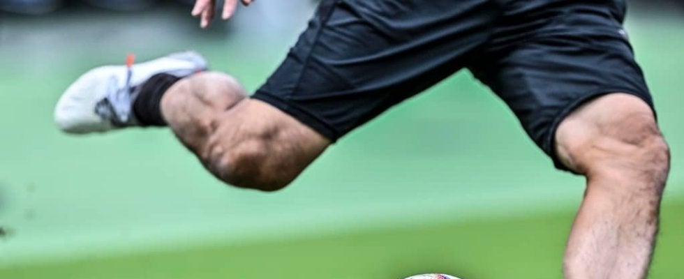 ｢田んぼだ｣｢もう別のスポーツ｣J2鳥栖・28歳MFの雨を切り裂く“水切りミドル弾”が話題！｢とんでもないピッチ状況｣｢水遊びやないかw｣の声