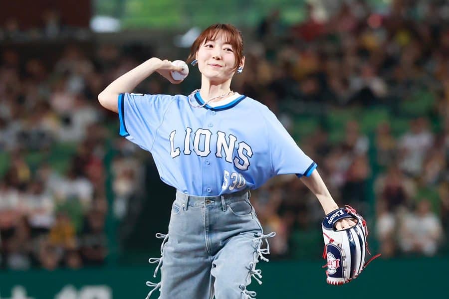 人気声優・花澤香菜さんが足上げ始球式 ポニテで登場→大暴投に