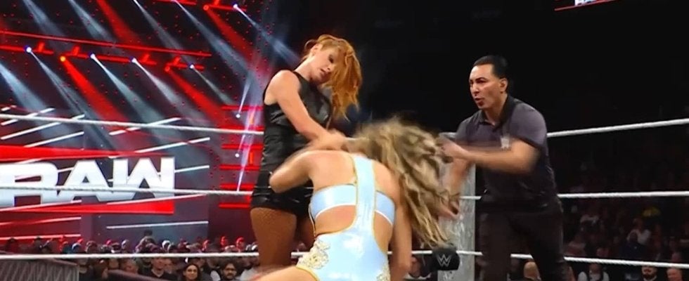 「噛んでるやん」美女レスラー、執拗な“かわいがり”に批判相次ぐ「サイコパスの所業」実況ドン引き 「どういうことよ？」ファン困惑も