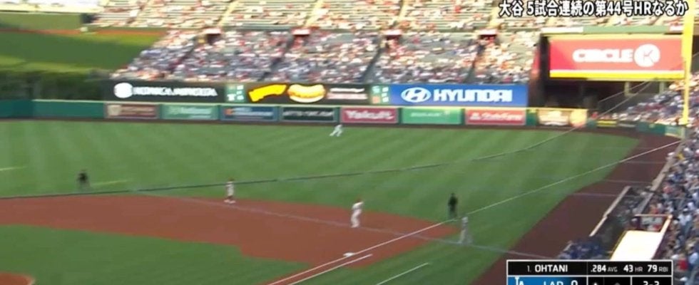 バケモノかよ！大谷翔平、片手スイングで“まさかの光景”「スゴい音だな」弾丸ライナーがライト線を“爆速通過”「誤審に負けない」