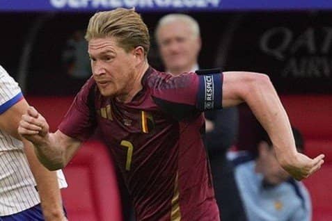 デ・ブライネ加入でベルギー代表コンビ結成！セリエA王者ナポリの“アルマーニ仕様”新サードユニに｢カッコ良すぎるやろ｣大絶賛！｢渋すぎん？｣の声も