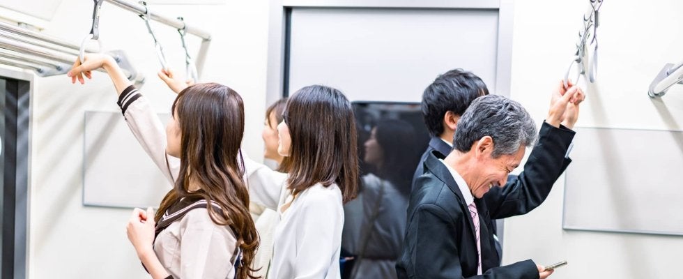 電車内でイラッとする人の特徴ランキング！音、場所、清潔感…当てはまってない？