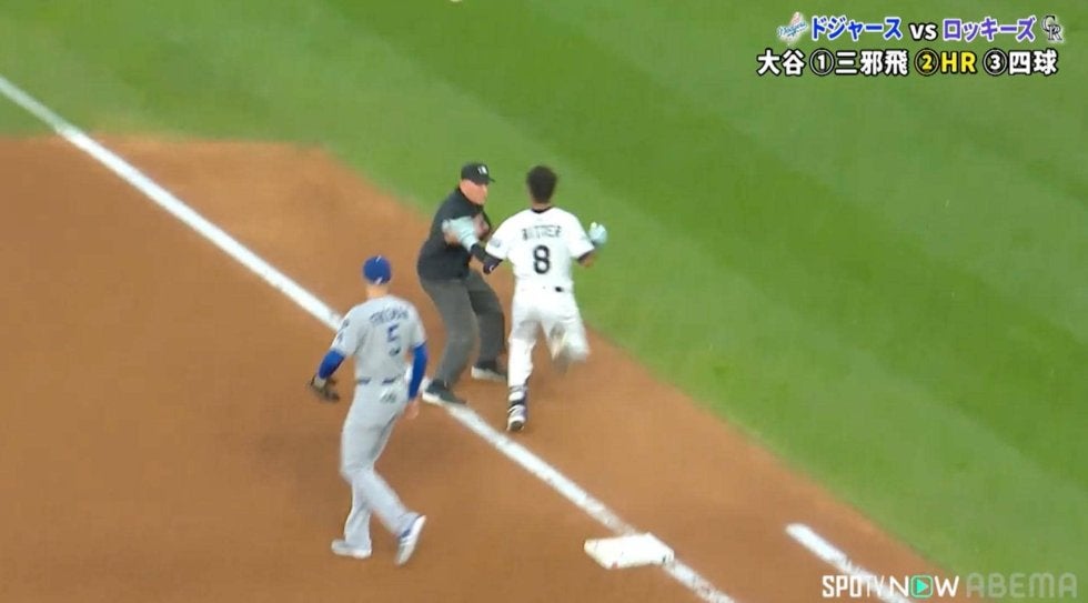 審判が吹っ飛ばされた！ドジャース戦でまさかの光景…「大丈夫か」「骨折気をつけて」珍事に心配の声が相次ぐ