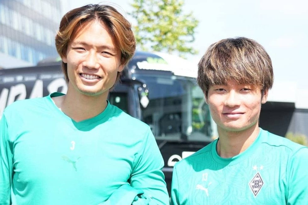 アヤックス移籍の日本代表DF板倉滉、古巣ボルシアMGでの“お別れハグ