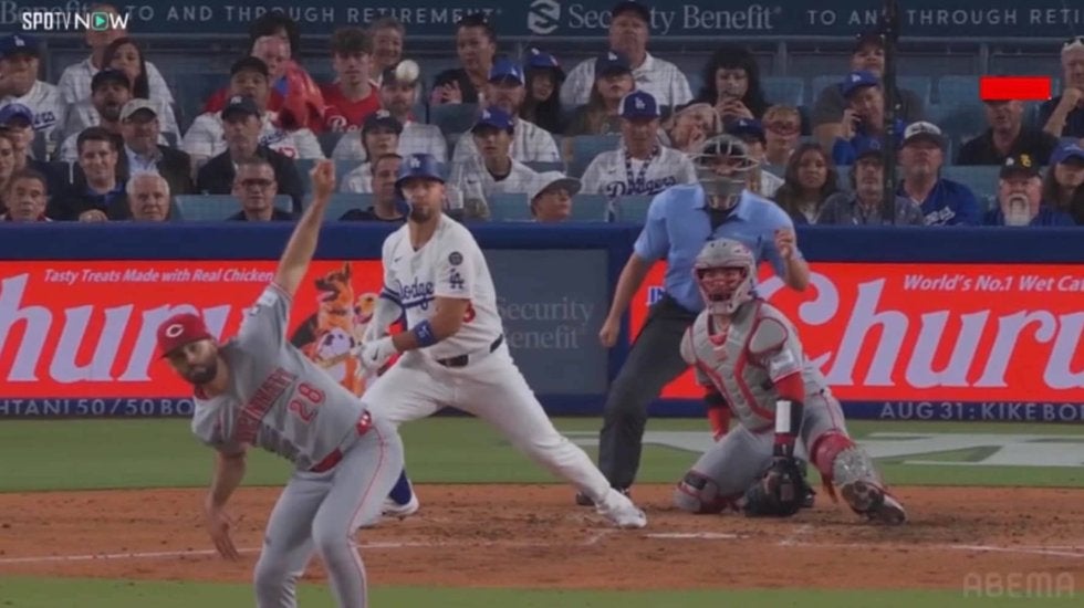 「反射神経すごすぎ」ドジャース戦で元NPB戦士が“曲芸キャッチ”失敗の珍事…グラブが“とんでもない方向に”吹っ飛んだ瞬間