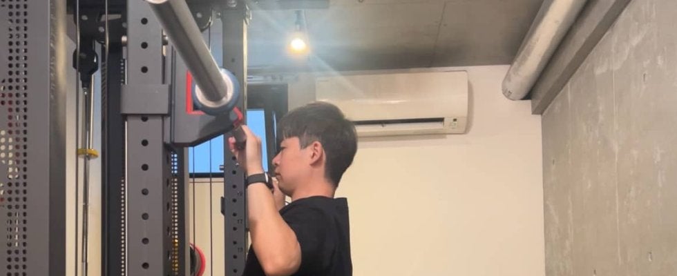 懸垂を毎日続けるとどうなる？「1日5回」でも体は変わる！［トレーナー解説］