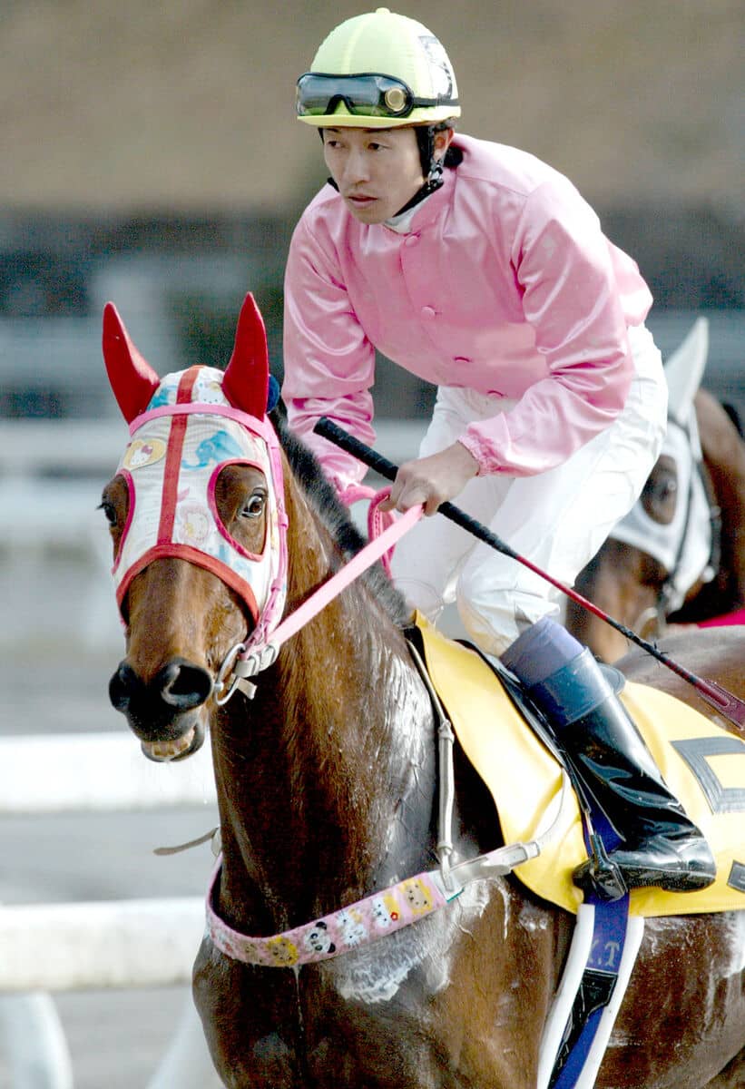 ハルウララ１００戦 復刻・ハルウララ報道】100連敗 単勝1．8倍の1番人気 9着