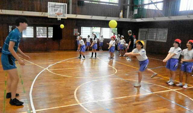 「近畿クラブスフィーダ」の選手ら、愛媛の小学校でバレーボール教室