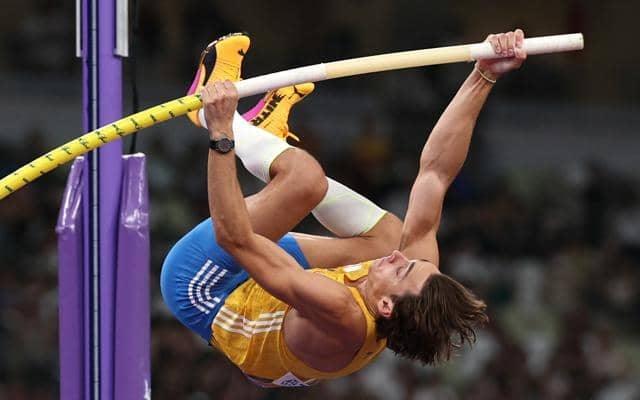 男子棒高跳びデュプランティス、6m30の世界新で3連覇　世界陸上