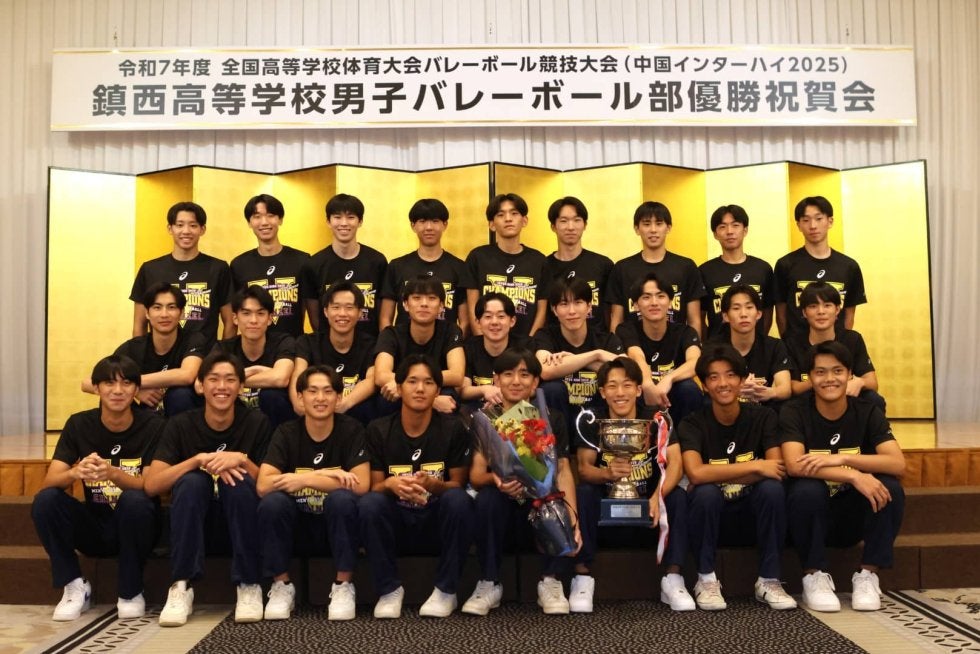 (鎮西高校)バレーボール インターハイ優勝記念たて 鎮西高校、4年ぶりの優勝。主将不在の中で控えセッターが流した
