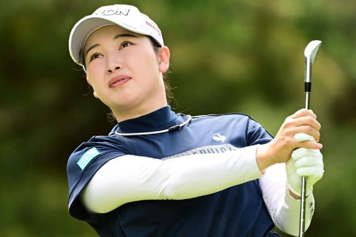 トップ女子プロの痛々しいギプスと笑顔の“指ハート”　左手首手術の小祝さくらにエール続々「サクラは春に花を咲かせます」