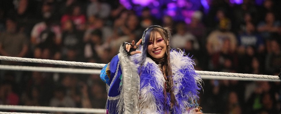 世界的人気の日本人レスラーたちが“意外な場所”で共演！ 貴重なすっぴん姿＆“バキバキすぎる”肉体が大反響