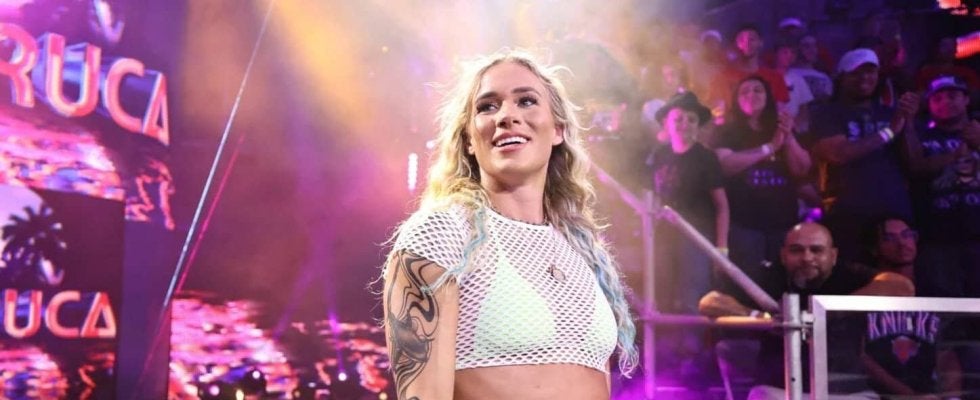 背後からペチン！ 金髪美女レスラーの意表を突く“おケツチョップ”に会場大盛り上がり…フルスイングの一撃に「個人的には最高だった」