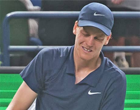 シナー まともに歩けず途中棄権