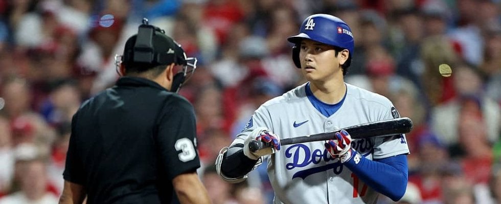 一体、何が起きた…！？ 大谷翔平の打席で“想定外のハプニング”「審判怒ってる？」「シャレにならん」相手捕手に異変→まさかの衝撃展開に