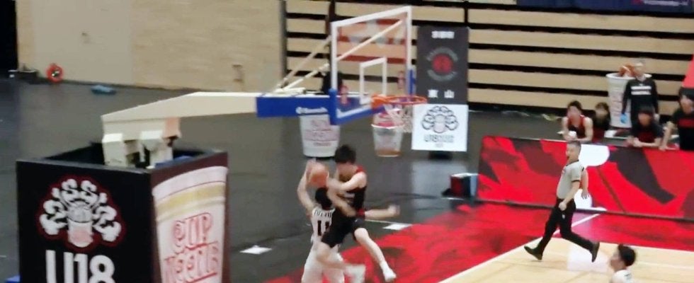 残り13秒でアリーナ騒然の攻防！「高校生の試合でこれはすごい！」ファン騒然のブロックショット2連発　