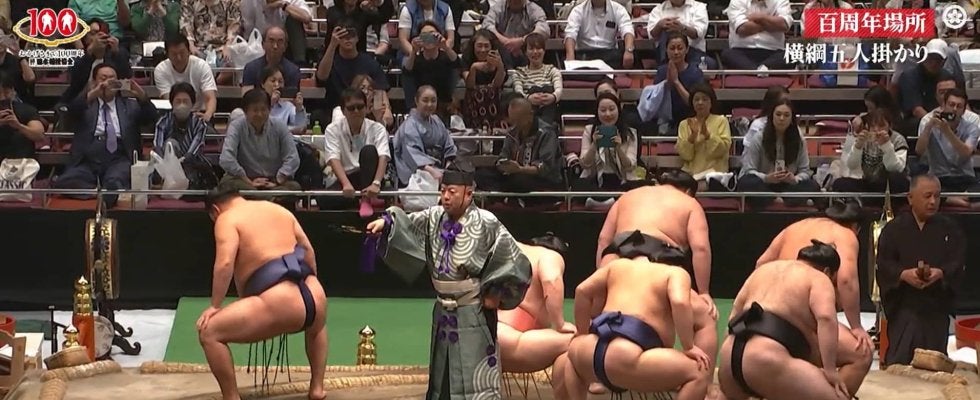 「脳がバグるw」「横綱危うし」衝撃の光景に館内どよめきと笑い 元若乃花「普通の稽古でも大変なのに…」“横綱五人掛かり”に驚き