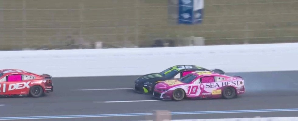 レース中に「喧嘩してる」 ぶつけられた車へ幅寄せ→“報復” 目を疑う光景に「てめえ何やってるんだよ的」と驚きの声