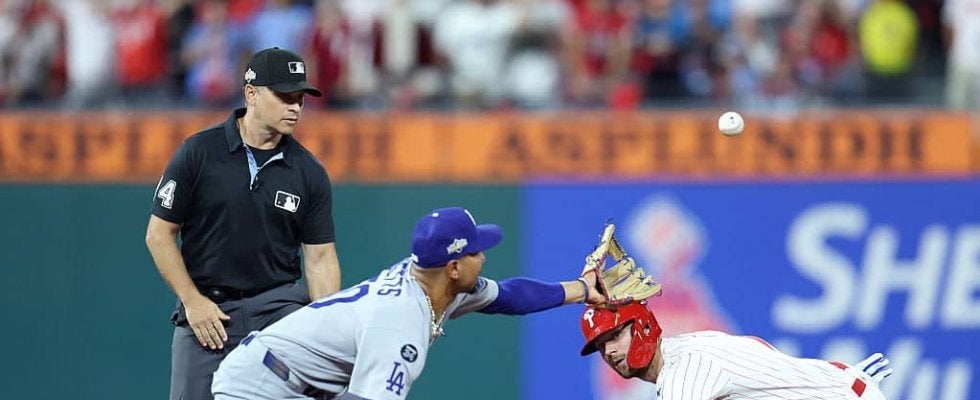 一体、何が起きた…！？ 佐々木朗希の投入直前に“まさかの光景”「ヤバすぎ」「これはビビる」ベッツに“異変”→想定外のプレーで神展開