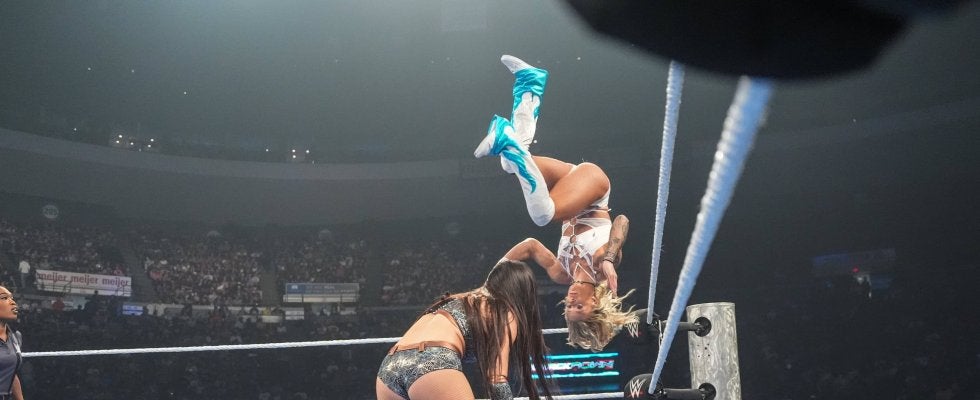 どうなってるの？ “元体操”金髪美女レスラーのフィニッシュ技に会場騒然…衝撃アクロバティックで“大金星”の瞬間