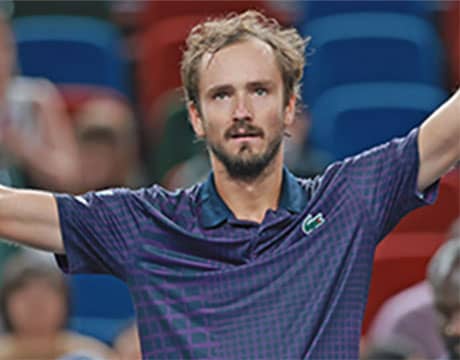 メド 死闘制し3度目の正直