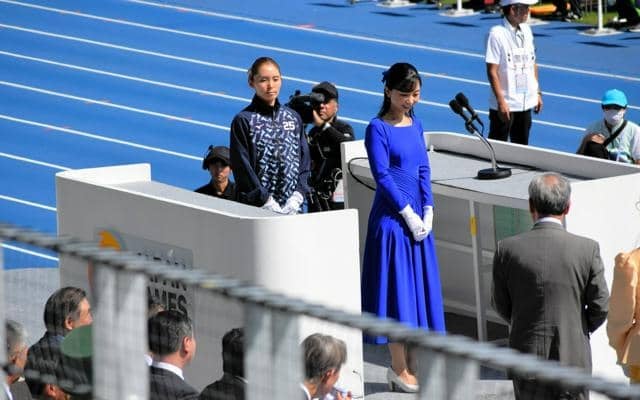 滋賀の国スポ閉会　天皇杯と皇后杯　佳子さまが手渡す
